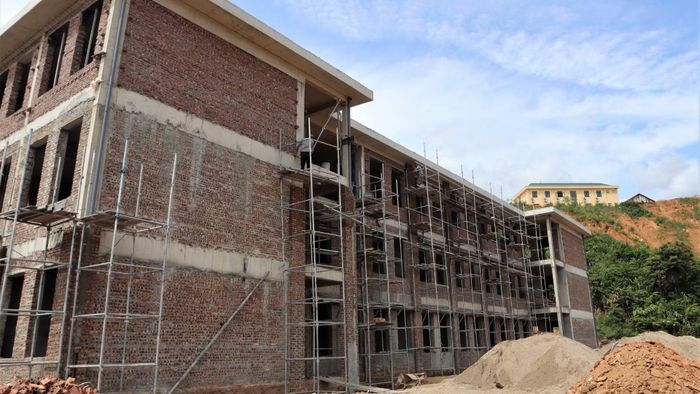 Hạng mục tòa 6C - nhà học thực hành và lý thuyết bộ môn trung học cơ sở gồm 4 tầng, là tòa nhà cao nhất trong các công trình của dự án.