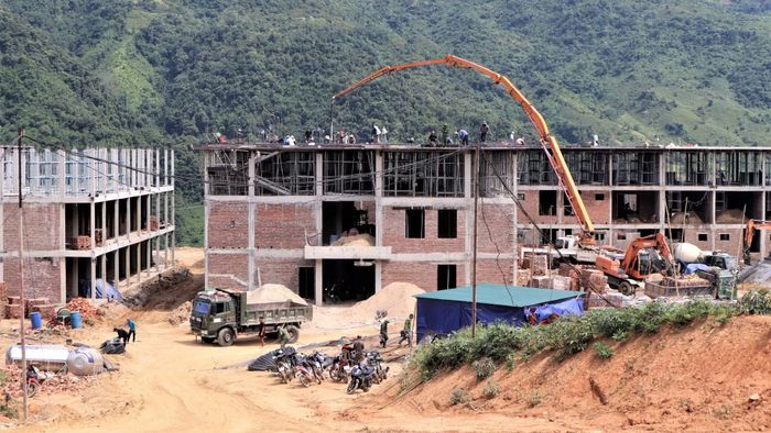 Anh Phan Văn Hiếu, Trưởng đoàn tư vấn Công ty cổ phần đầu tư Xây dựng và Thương mại Công Cường cho biết, đang có hơn 300 cán bộ, kỹ sư, công nhân lao động ở công trường này. Nếu thời tiết thuận lợi, sẽ kịp hoàn thành để đưa vào sử dụng hai khối nhà học, nhà ăn và nhà đa năng.