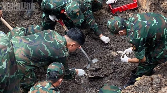 Lực lượng tìm kiếm làm nhiệm vụ tại khu B, Công viên Lê Thị Riêng.