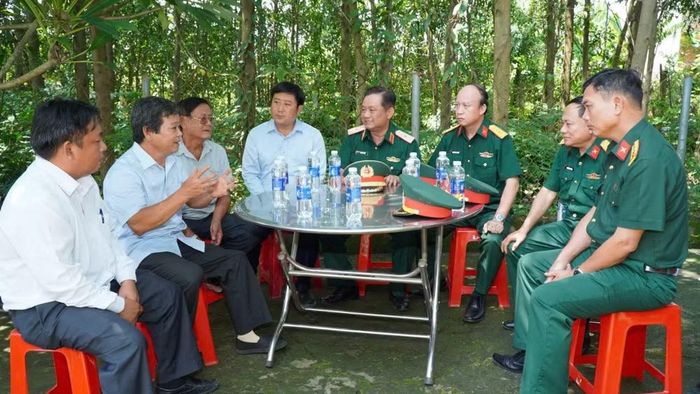 Thiếu tướng Trần Chí Tâm (thứ 4 từ phải sang), Phó Chính ủy Quân khu 7, Trưởng Ban Chỉ đạo 515 Quân khu gặp gỡ người dân địa phương. (Ảnh: KIM TRƯỜNG)