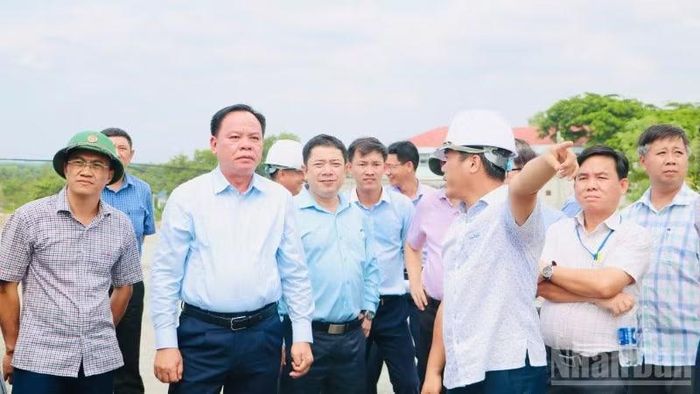 Lãnh đạo Thành ủy Đồng Nai kiểm tra trên công trường dự án đường 25C.
