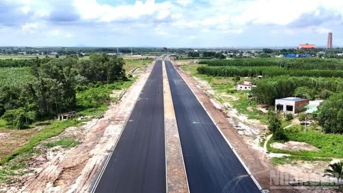 Hơn 1km dự án đường 25C đã được thảm nhựa.