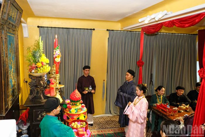 Cô dâu, chú rể thực hiện nghi thức Thượng đăng bái đường bằng cách dâng đèn long phụng lên bàn thờ gia tiên.