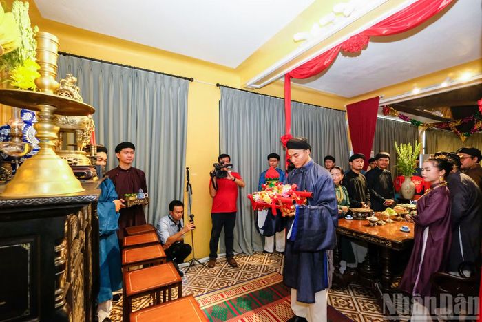 Đại diện hai họ thực hiện nghi thức xin dâu trước bàn thờ gia tiên.
