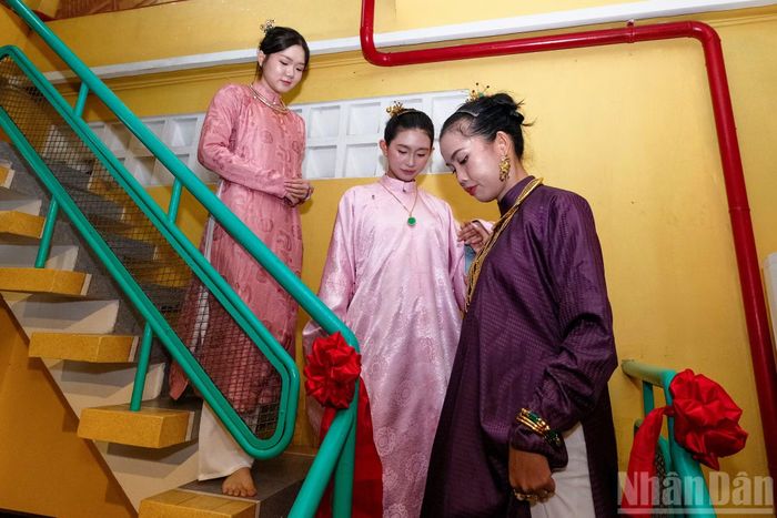 Sau nghi thức xin dâu, cô dâu trong trang phục áo tấc truyền thống ra mắt họ hàng hai bên.