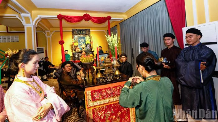 Cô dâu chính thức được giới thiệu trước gia đình nhà trai.