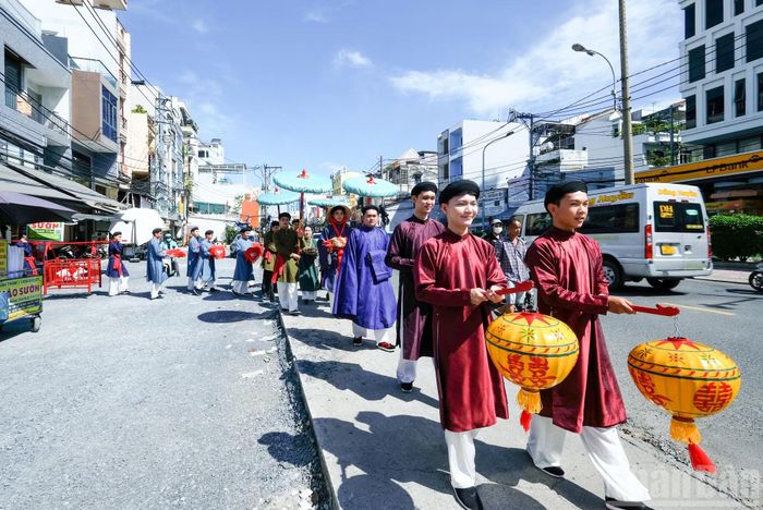 Đoàn rước dâu với áo tấc, khăn đóng, lọng che và mâm quả truyền thống tái hiện nghi thức nghinh thân-nghi lễ cuối cùng trong phong tục cưới Nam Bộ xưa.
