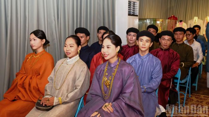 Đông đảo bạn trẻ theo dõi, chụp ảnh và tìm hiểu ý nghĩa của từng nghi thức trong lễ cưới Nam Bộ xưa. Hoạt động góp phần đưa di sản văn hóa đến gần hơn với công chúng và khơi dậy sự quan tâm của thế hệ trẻ đối với truyền thống dân tộc.