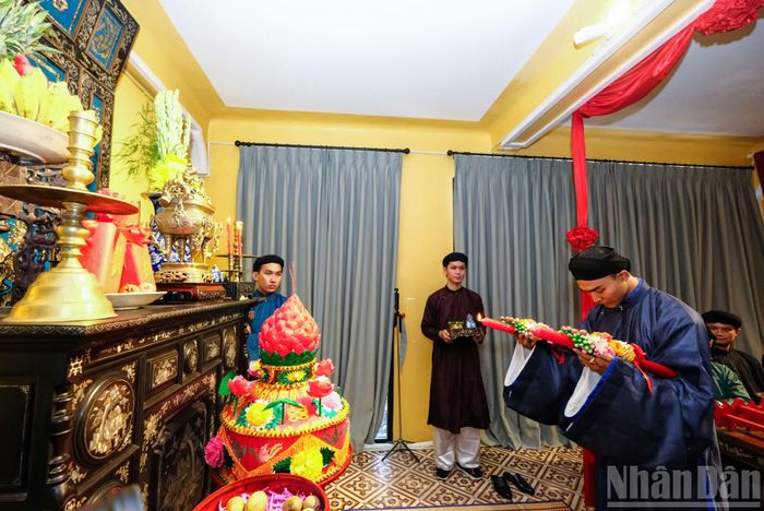 Cảnh chú rể lên đèn, chuẩn bị hành lễ gia tiên tại nhà cô dâu.
