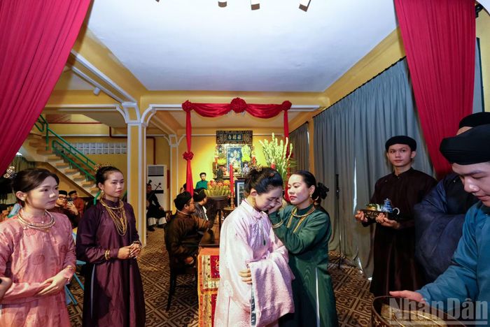 Đây là khoảnh khắc đánh dấu việc cô dâu chính thức được giới thiệu trước gia đình nhà trai trước khi cử hành các nghi lễ tiếp theo.