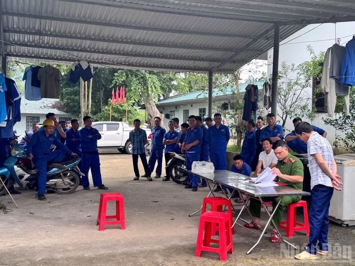 Tổ chức test nhanh ma túy cho người lao động thuộc các đơn vị sản xuất kinh doanh trên địa bàn xã Hợp Thành.