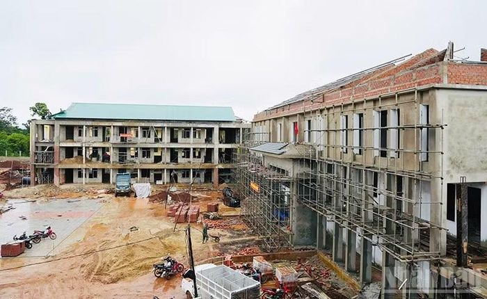 Trường nội trú tiểu học và trung học cơ sở Hướng Phùng (ở huyện Hướng Hóa cũ) được xây dựng trên diện tích gần 10ha.