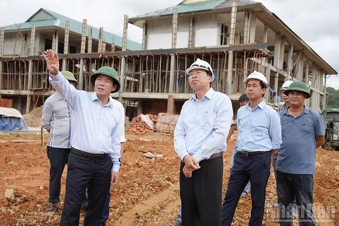 Bí thư Tỉnh ủy Quảng Trị Nguyễn Văn Phương kiểm tra tiến độ hoàn thành Trường nội trú tiểu học và trung học cơ sở Đakrông.