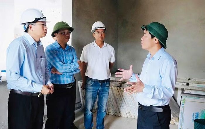 Bí thư Tỉnh ủy Quảng Trị Nguyễn Văn Phương giao nhiệm vụ cho các đơn vị liên quan đẩy nhanh tiến độ hoàn thành các trường nội trú.