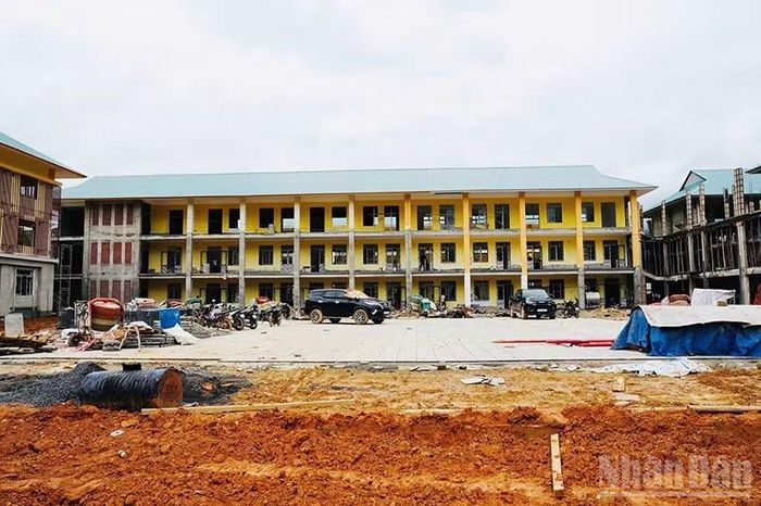Trường nội trú tiểu học và trung học cơ sở Đakrông (huyện Đakrông cũ) đang được khẩn trương hoàn thành.