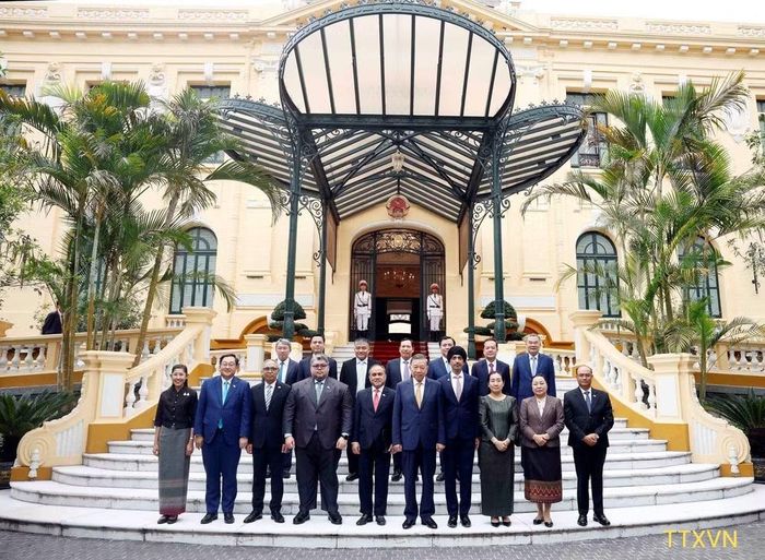 Tổng Bí thư, Chủ tịch nước Tô Lâm và Đại sứ, Đại biện các nước ASEAN tại Hà Nội. (Ảnh: TTXVN)