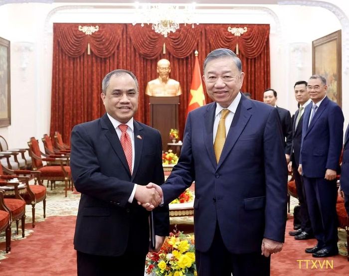 Tổng Bí thư, Chủ tịch nước Tô Lâm với Đại sứ Philippines tại Việt Nam Francisco. (Ảnh: TTXVN)