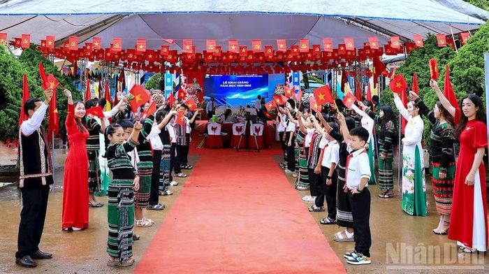 Không khí đón chào năm học mới tại Trường tiểu học Nguyễn Văn Trỗi, xã biên giới Thuận An, tỉnh Lâm Đồng. (Ảnh: LÊ PHƯỚC)
