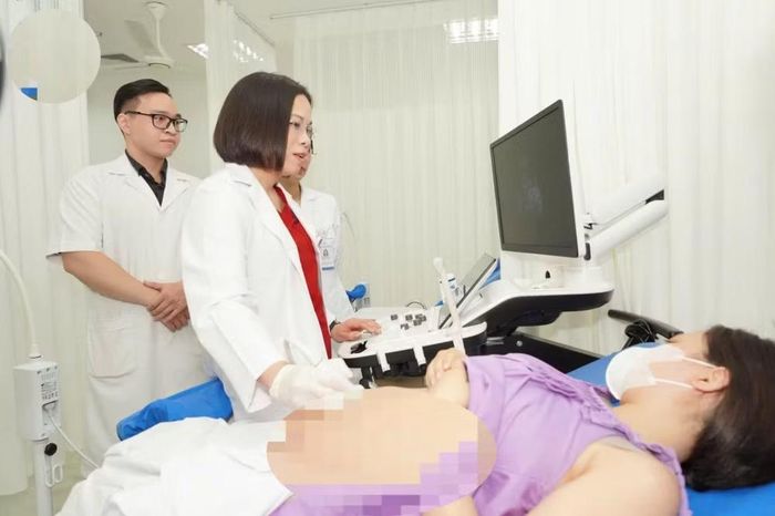 Theo ghi nhận, chỉ trong buổi sáng đầu tiên, bệnh viện đã tiếp đón hơn 500 lượt người đến thăm khám và điều trị. (Ảnh: BVCC)