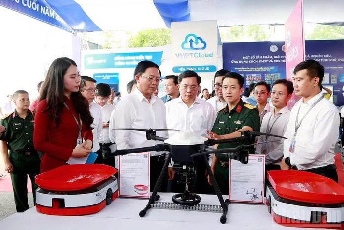 Phó Thủ tướng Hồ Quốc Dũng và các đại biểu tham quan các gian trưng bày tại hội nghị.