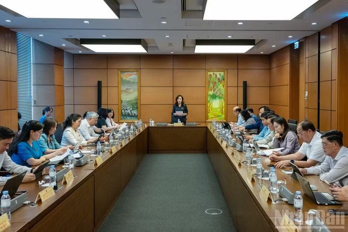 Quang cảnh thảo luận tổ chiều 4/8. (Ảnh: THỦY NGUYÊN)