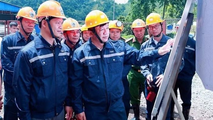 Lãnh đạo tỉnh Thái Nguyên kiểm tra hoạt động khai thác tại mỏ của Công ty cổ phần Đầu tư xây dựng và Khai thác khoáng sản Thăng Long. (Ảnh: Ủy ban nhân dân tỉnh Thái Nguyên)