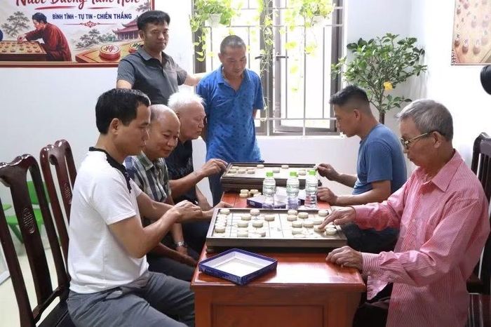 Câu lạc bộ cờ tướng sinh hoạt tại Nhà văn hóa-Khu thể thao thôn Vạn Điểm (xã Phú Xuyên). (Ảnh: Mai Dung)