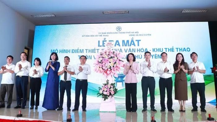 Phó Chủ tịch Ủy ban nhân dân thành phố Hà Nội Vũ Thu Hà chúc mừng bà con thôn Vạn Điểm (xã Phú Xuyên) khi có Nhà văn hóa hoạt động theo mô hình mới. (Ảnh: Mai Dung)