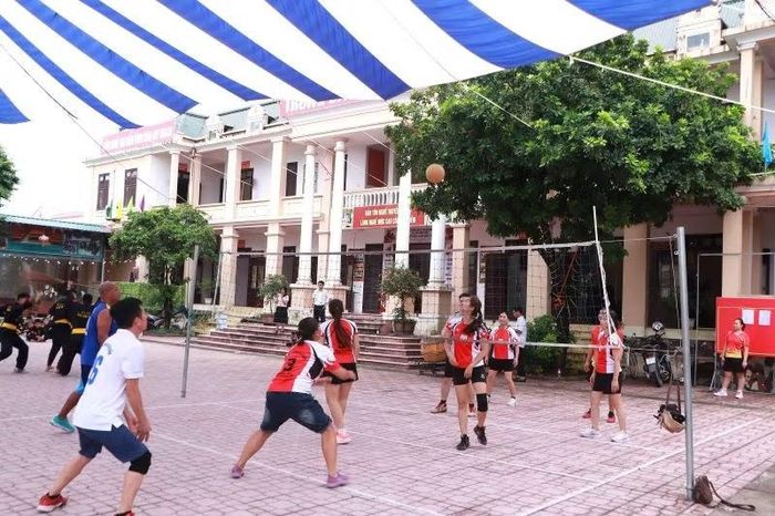 Câu lạc bộ bóng chuyền hoạt động sôi nổi tại Nhà văn hóa-Khu thể thao thôn Vạn Điểm (xã Phú Xuyên). (Ảnh: Mai Dung)