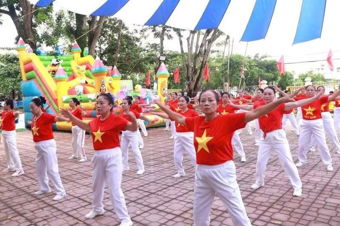 Câu lạc bộ dân vũ tại Nhà văn hóa-Khu thể thao thôn Vạn Điểm (xã Phú Xuyên). (Ảnh: Mai Dung)