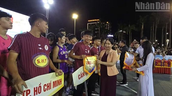 Đồng chí Đỗ Thị Diệu Hạnh, Giám đốc Sở Văn hóa, Thể thao và Du lịch tỉnh Gia Lai tặng cờ lưu niệm cho các đoàn tham dự giải.