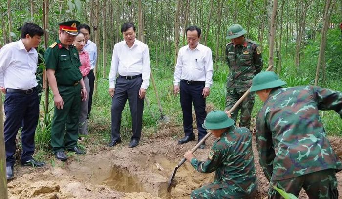 Lãnh đạo tỉnh Quảng Trị kiểm tra, động viên lực lượng đang thực hiện nhiệm vụ tìm kiếm, quy tập hài cốt liệt sĩ tại khu vực Câu Nhi, xã Nam Hải Lăng, tỉnh Quảng Trị. (Ảnh: HIẾU MINH)