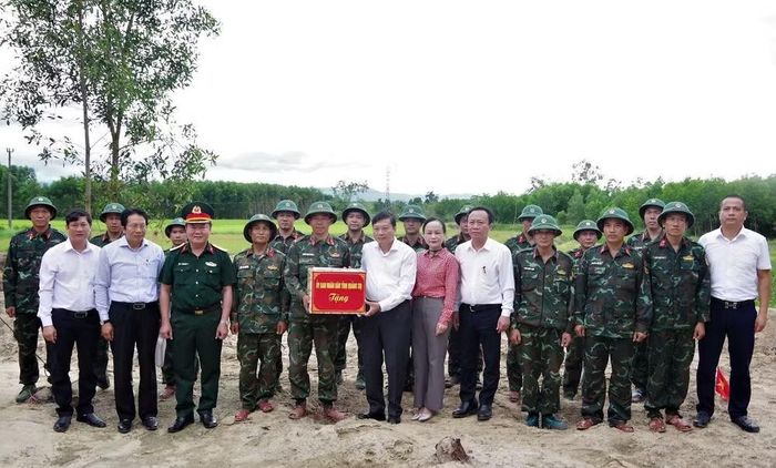 Lãnh đạo tỉnh Quảng Trị thăm, động viên và tặng quà lực lượng đang thực hiện nhiệm vụ tại khu vực Câu Nhi, xã Nam Hải Lăng, tỉnh Quảng Trị. (Ảnh: XUÂN DIỆN)
