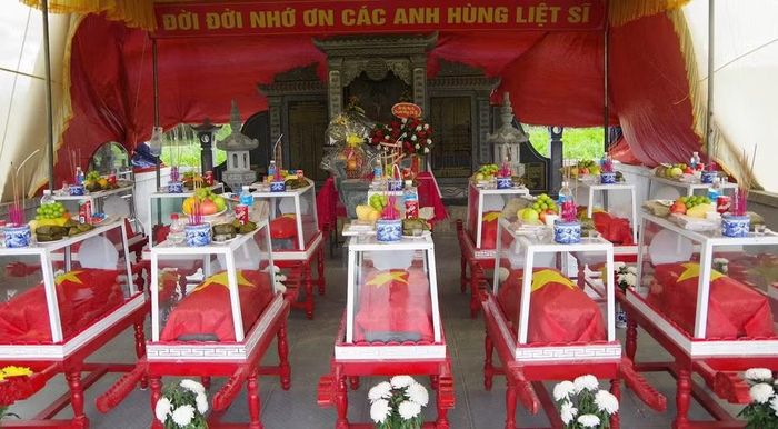 Hài cốt liệt sĩ đang được chăm sóc, hương khói tại Đền thờ liệt sĩ Trung đoàn 88, Sư đoàn 308, khu vực Câu Nhi, xã Nam Hải Lăng. (Ảnh: XUÂN DIỆN)