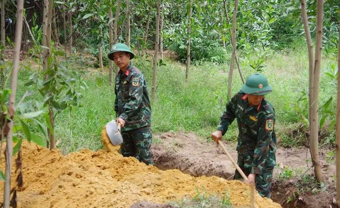 Lực lượng chức năng mở rộng tìm kiếm hài cốt liệt sĩ tại khu vực Câu Nhi. (Ảnh: XUÂN DIỆN)