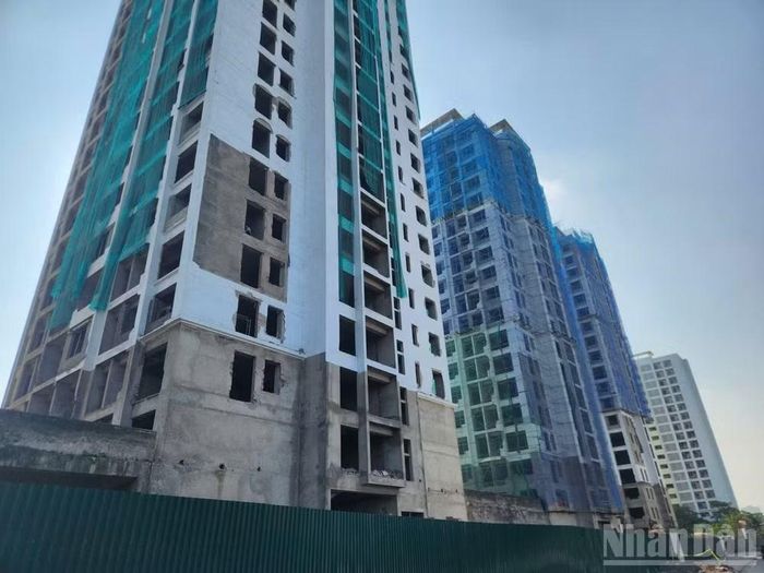 Khu tái định cư bị bỏ hoang tại Tứ Hiệp, xã Thanh Trì (Hà Nội) cùng một số khu tái định cư bỏ hoang được Ủy ban nhân dân thành phố Hà Nội cải tạo lại thành nhà ở xã hội cho thuê.