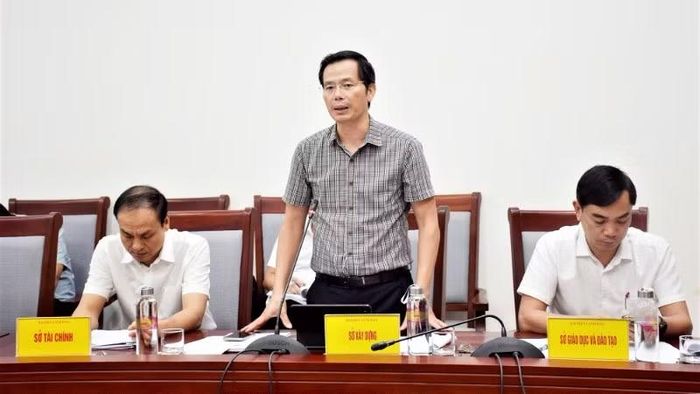 Đại diện lãnh đạo Sở Xây dựng Nghệ An phát biểu ý kiến về quy hoạch xây dựng trường. (Ảnh: PHAN QUỲNH)