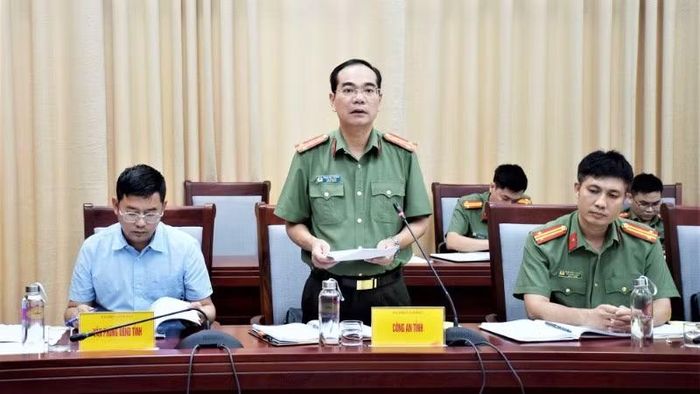 Đại tá Phạm Hữu Trường, Phó Giám đốc Công an tỉnh Nghệ An trình bày nội dung Đề án thành lập Trường Văn hóa Công an nhân dân tại Nghệ An. (Ảnh: PHAN QUỲNH)