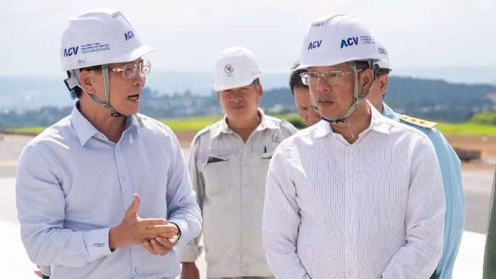 Đồng chí Hồ Văn Mười (bên trái) trao đổi với chủ đầu tư. (Ảnh: Ủy ban nhân dân tỉnh Lâm Đồng cung cấp)