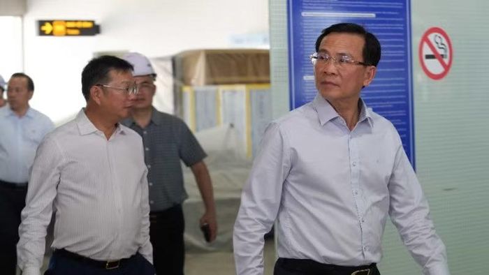 Đồng chí Hồ Văn Mười kiểm tra tiến độ thi công. (Ảnh: Ủy ban nhân dân tỉnh Lâm Đồng cung cấp)