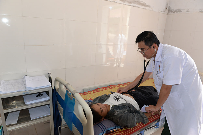  Bác sĩ Bệnh xá Quân dân y Đoàn Kinh tế - Quốc phòng 337 khám, chữa bệnh cho người dân. 