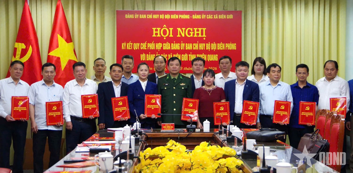 Đảng ủy Ban chỉ huy Bộ đội Biên phòng tỉnh Tuyên Quang ký quy chế phối hợp với đảng ủy các xã biên giới. Ảnh: MỸ LY
