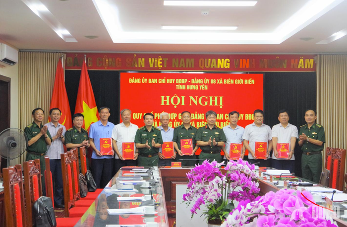 Đảng ủy Ban chỉ huy Bộ đội Biên phòng tỉnh Hưng Yên và đảng ủy các xã ven biển ký kết Quy chế phối hợp, tháng 3-2026. Ảnh: HỢP KHÁNH