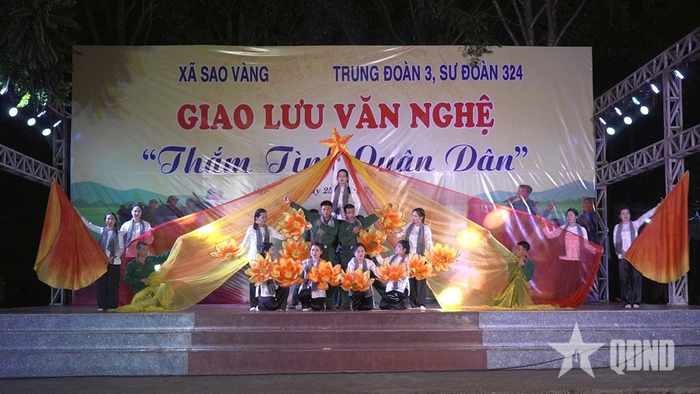 Cán bộ, chiến sĩ Trung đoàn 3 giao lưu văn nghệ với nhân dân xã Sao Vàng (Thanh Hóa).
