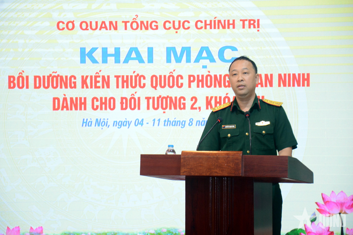 Đại tá Nguyễn Trọng Vĩnh, Trưởng phòng Tuyên huấn, Cục Chính trị (Tổng cục Chính trị) thay mặt Ban tổ chức phổ biến, quán triệt quy định của khóa bồi dưỡng. 