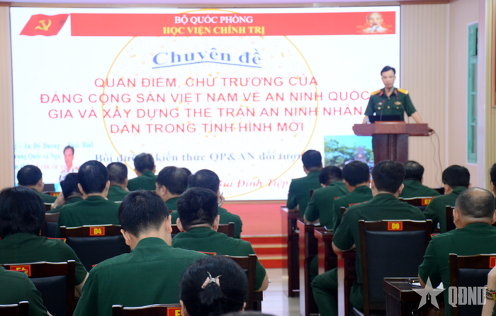 Sau khai mạc, các học viên đã được nghe truyền đạt chuyên đề: "Quan điểm, chủ trương của Đảng Cộng sản Việt Nam về an ninh quốc gia và xây dựng thế trận an ninh nhân dân trong tình hình mới". 