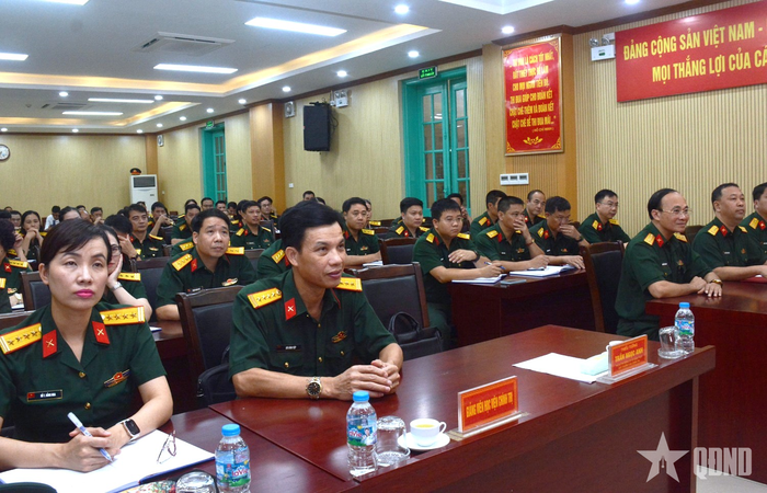 Các đại biểu dự khai mạc. 