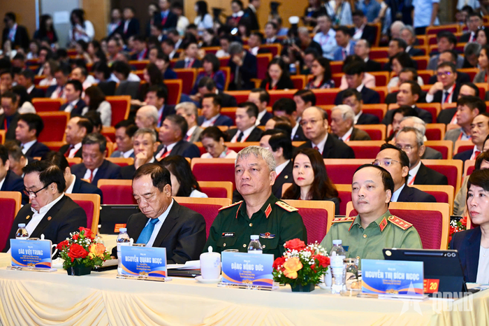 Thay mặt lãnh đạo Bộ Quốc phòng, Thượng tướng Nguyễn Quang Ngọc, Ủy viên Trung ương Đảng, Thứ trưởng Bộ Quốc phòng tham dự sự kiện. Ảnh: VŨ PHONG