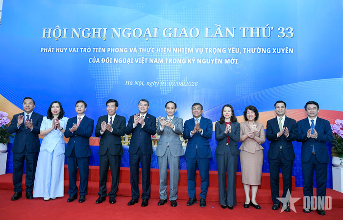 Thủ tướng Lê Minh Hưng cùng các đồng chí lãnh đạo Bộ Ngoại giao. Ảnh: VŨ PHONG