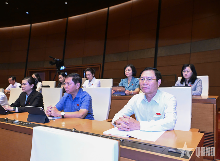  Đại tướng Nguyễn Tân Cương, Ủy viên Trung ương Đảng, Ủy viên Thường vụ Quân ủy Trung ương, Tổng Tham mưu trưởng, Thứ trưởng Bộ Quốc phòng và Đại biểu Quốc hội Đoàn Đồng Tháp tại phiên họp. Ảnh: TRỌNG HẢI